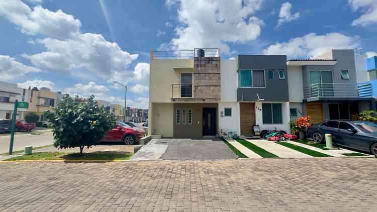 casa en venta avenida de las flores fraccionamiento real de valdepenas zapopan jalisco phOd8Jl